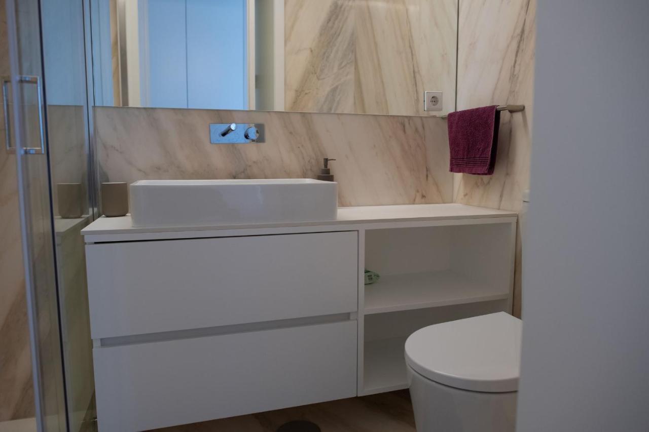Spacious Studio W/ Balcony & Ac By Lovelystay Porto Ngoại thất bức ảnh