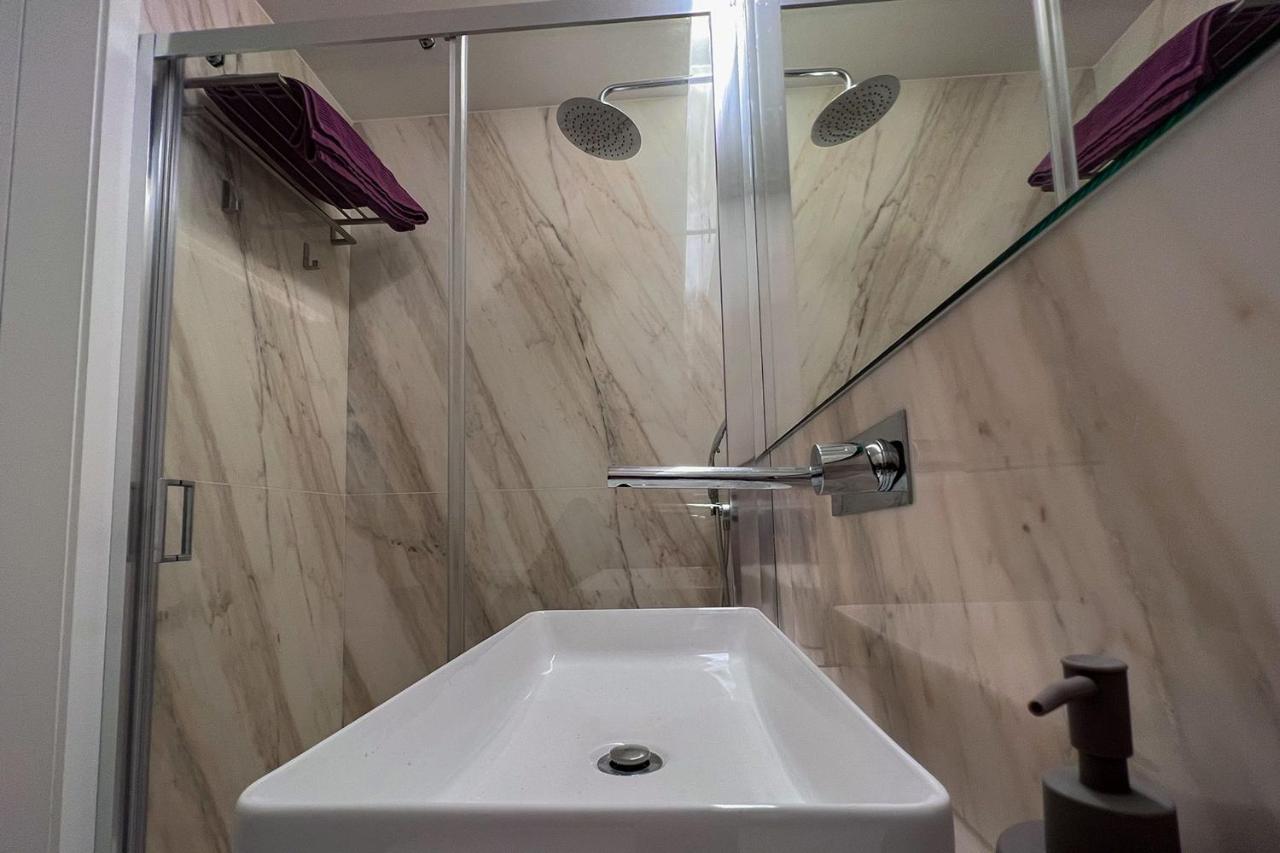 Spacious Studio W/ Balcony & Ac By Lovelystay Porto Ngoại thất bức ảnh